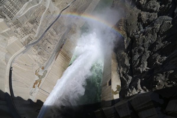 Foto - Görsel şölen oluşturdu! Baraj kapakları açıldı, gökkuşağı ortaya çıktı