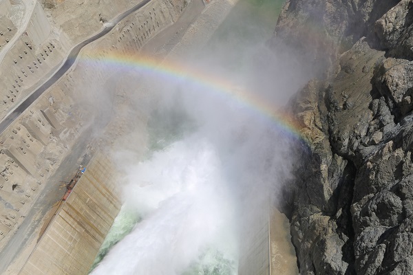 Foto - Görsel şölen oluşturdu! Baraj kapakları açıldı, gökkuşağı ortaya çıktı