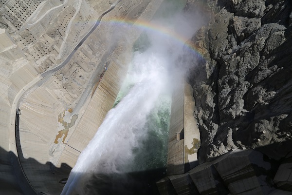 Foto - Görsel şölen oluşturdu! Baraj kapakları açıldı, gökkuşağı ortaya çıktı
