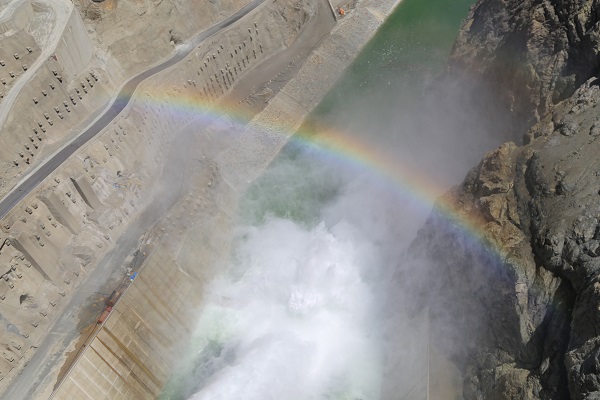 Foto - Görsel şölen oluşturdu! Baraj kapakları açıldı, gökkuşağı ortaya çıktı
