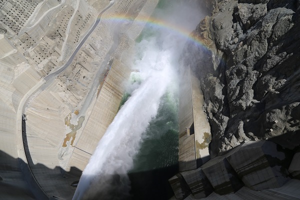 Foto - Görsel şölen oluşturdu! Baraj kapakları açıldı, gökkuşağı ortaya çıktı