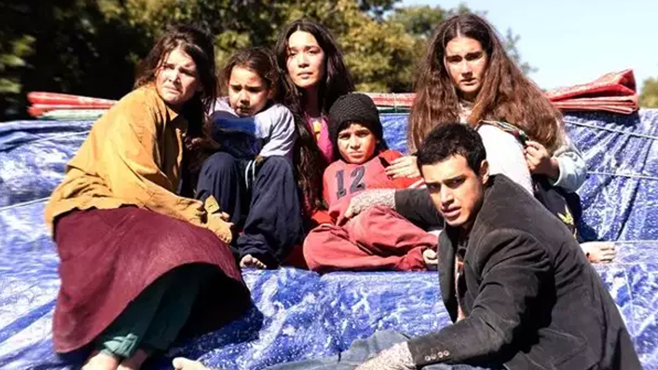 Görülmemiş edepsizlik! Sahipsizler dizisinde iğrençlik! Bu kadarına da pes yahu pes!