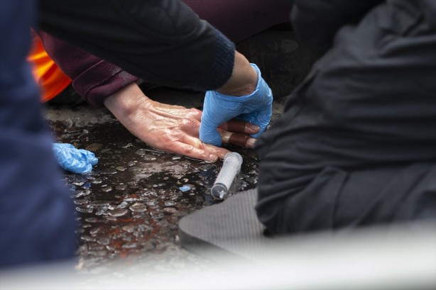 Foto - Görülmemiş eylem! Kendilerini Japon yapıştırıcısıyla asfalta yapıştırdılar