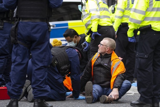 Foto - Görülmemiş eylem! Kendilerini Japon yapıştırıcısıyla asfalta yapıştırdılar