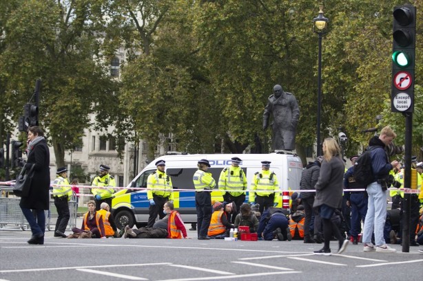 Foto - Görülmemiş eylem! Kendilerini Japon yapıştırıcısıyla asfalta yapıştırdılar