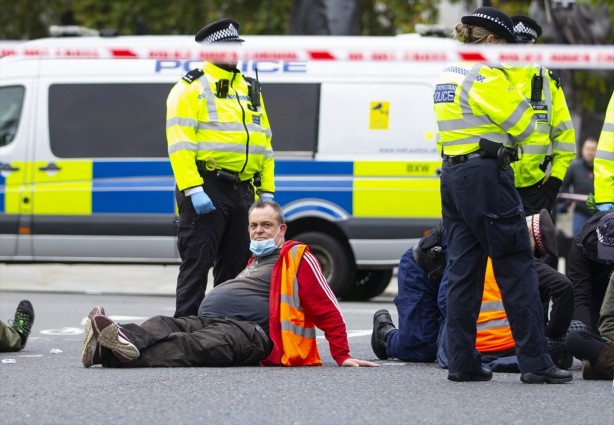 Foto - Görülmemiş eylem! Kendilerini Japon yapıştırıcısıyla asfalta yapıştırdılar