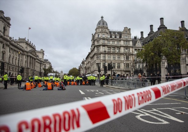 Foto - Görülmemiş eylem! Kendilerini Japon yapıştırıcısıyla asfalta yapıştırdılar