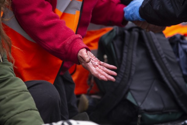 Foto - Görülmemiş eylem! Kendilerini Japon yapıştırıcısıyla asfalta yapıştırdılar