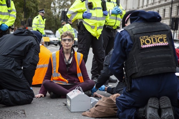 Foto - Görülmemiş eylem! Kendilerini Japon yapıştırıcısıyla asfalta yapıştırdılar