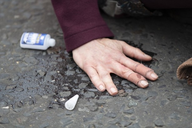 Foto - Görülmemiş eylem! Kendilerini Japon yapıştırıcısıyla asfalta yapıştırdılar