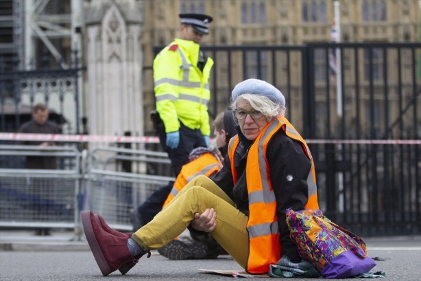 Foto - Görülmemiş eylem! Kendilerini Japon yapıştırıcısıyla asfalta yapıştırdılar