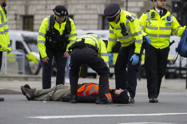 Görülmemiş eylem! Kendilerini Japon yapıştırıcısıyla asfalta yapıştırdılar