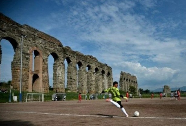 Foto - Görünce şaşkına döneceksiniz! Dünyanın en ilginç futbol sahaları