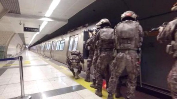 Görüntü bugün İstanbul'da çekildi! Özel Harekat polisi....