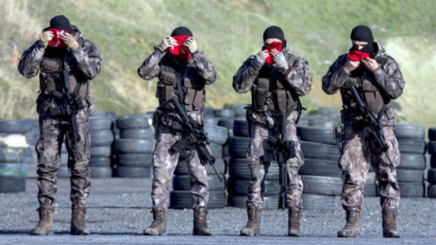 Foto - Görüntü bugün İstanbul'da çekildi! Özel Harekat polisi....