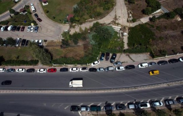 Foto - Görüntü İstanbul'dan! Gelen zam sonrası araçları yol kenarına bıraktılar