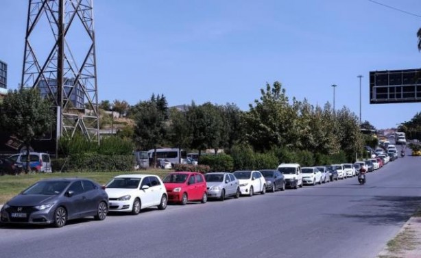 Foto - Görüntü İstanbul'dan! Gelen zam sonrası araçları yol kenarına bıraktılar