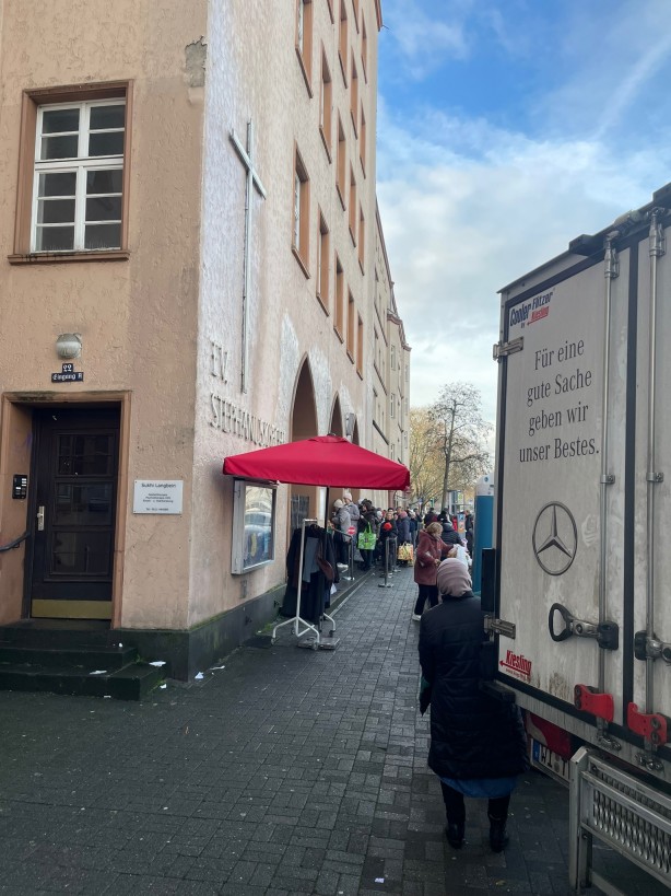 Görüntüler Almanya'dan! Yardım kuruluşları önünde kuyruk oluştu