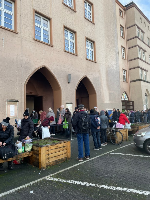 Foto - Görüntüler Almanya'dan! Yardım kuruluşları önünde kuyruk oluştu