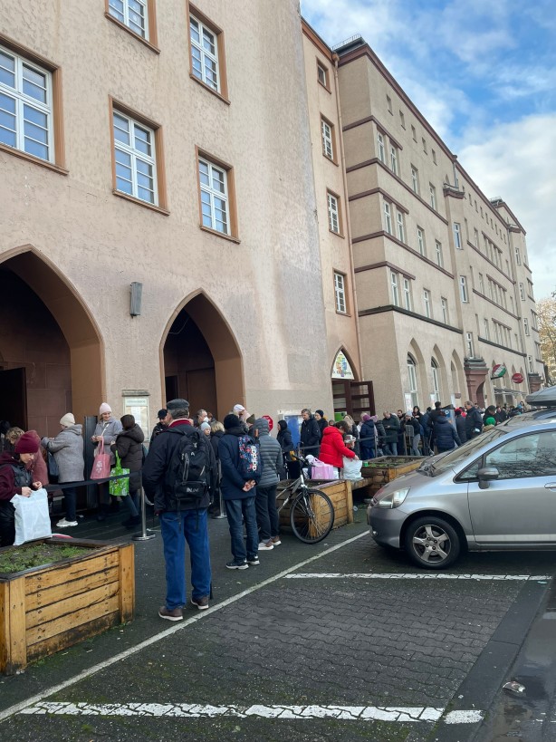 Foto - Görüntüler Almanya'dan! Yardım kuruluşları önünde kuyruk oluştu
