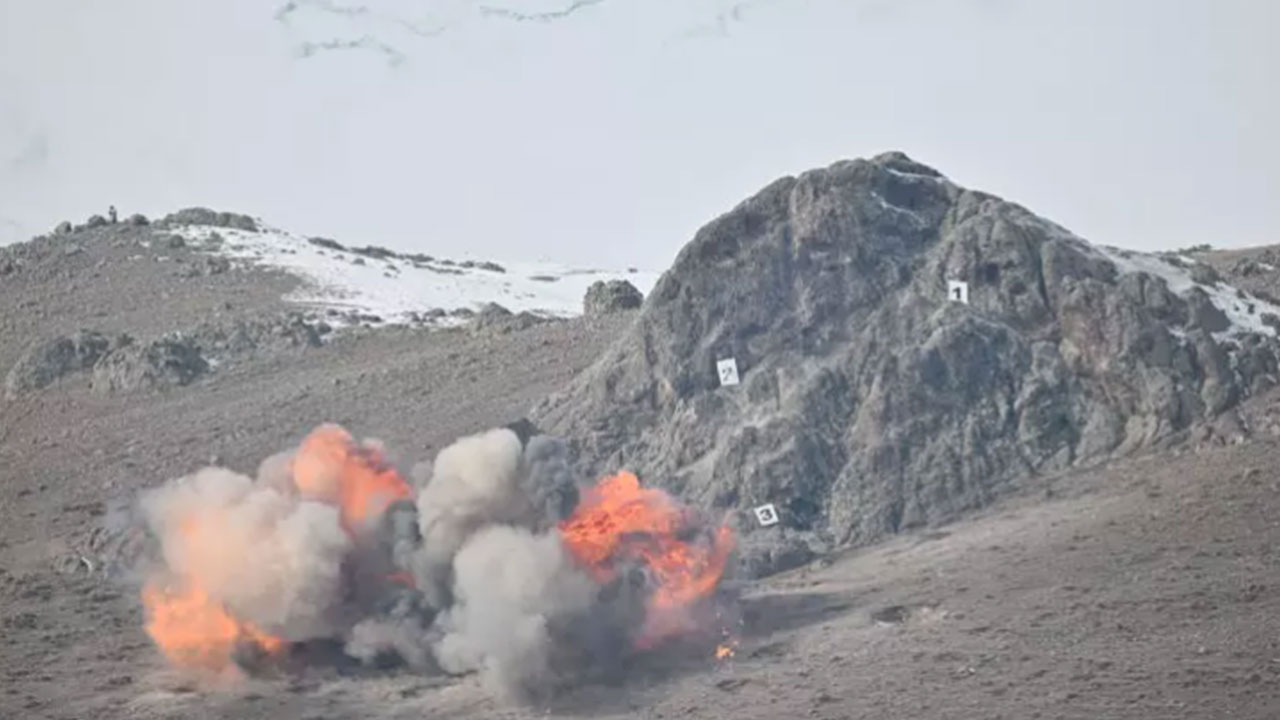 Foto - Görüntüler az önce servis edildi! Türk F-16'ları, ATAK helikopterleri ve tanklar harekete geçti