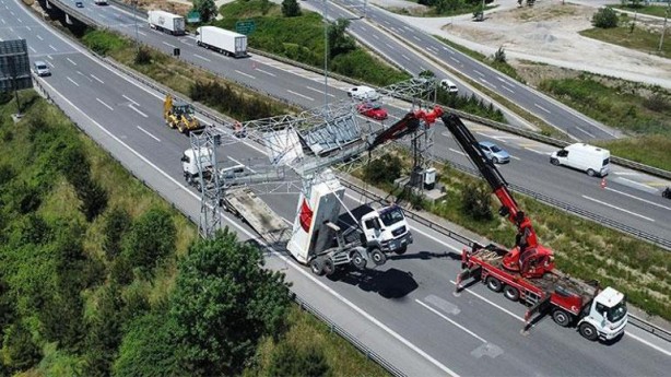 Foto - Görüntüler Düzce'den: Kamyon havada asılı kaldı