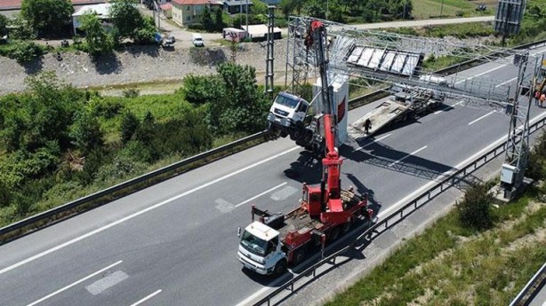 Foto - Görüntüler Düzce'den: Kamyon havada asılı kaldı