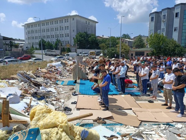 Görüntüler İstanbul’un göbeğinden! Molozların arasında cuma namazı