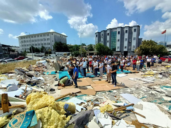 Foto - Görüntüler İstanbul’un göbeğinden! Molozların arasında cuma namazı