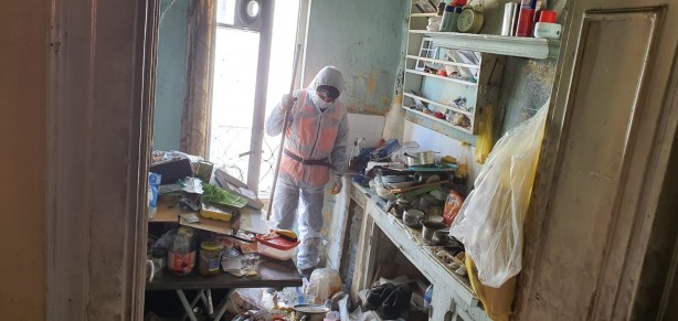 Foto - Görüntüler mide bulandırıcı! Üçüncü kez gelen ekipler evden 2 kamyon çöp çıkardı