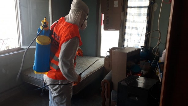 Foto - Görüntüler mide bulandırıcı! Üçüncü kez gelen ekipler evden 2 kamyon çöp çıkardı