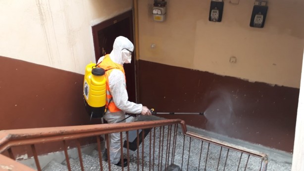 Foto - Görüntüler mide bulandırıcı! Üçüncü kez gelen ekipler evden 2 kamyon çöp çıkardı