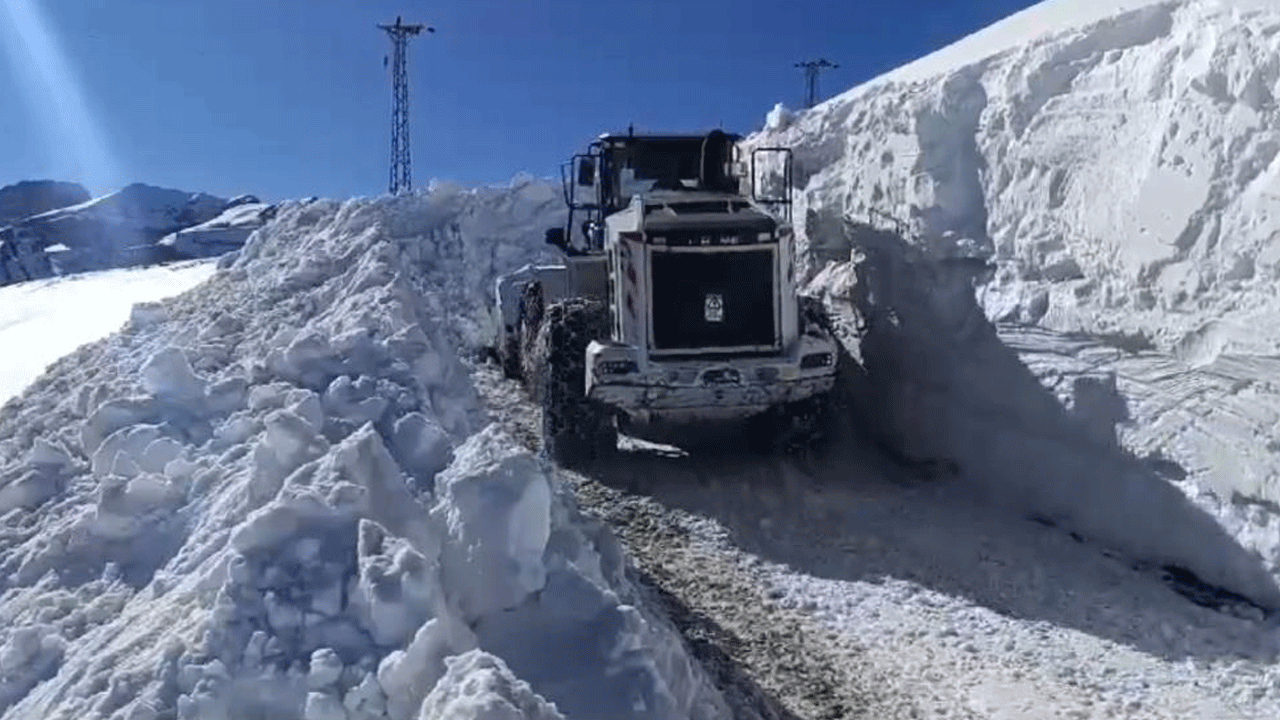 Foto - Görüntüler Türkiye'den! 3 metrelik karla zorlu mücadele
