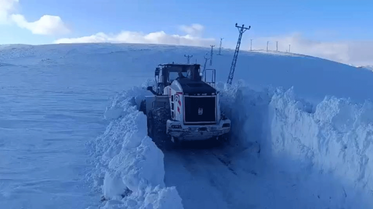 Görüntüler Türkiye'den! 3 metrelik karla zorlu mücadele
