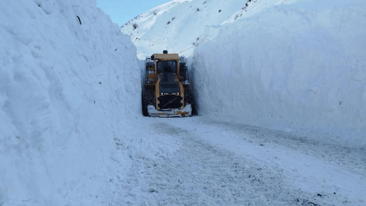 Görüntüler Türkiye'den! Kar kalınlığı 5 metreyi buldu