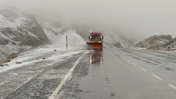Görüntüler Türkiye'den! Karla mücadele erken başladı