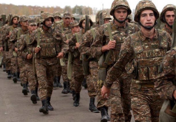 Görüntüleri ortaya çıktı! Ermeni askerlerini bakın kim eğitiyormuş