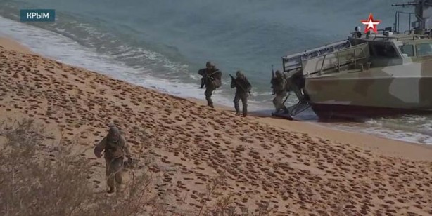 Foto - Görüntüleri resmi televizyon yayınladı! Karadeniz'e çıkarma yaptılar