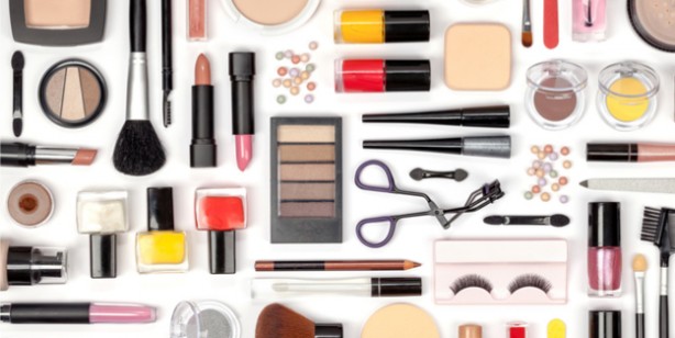 Foto - Göz altındaki morluklar kader değil! Tembel damarları çalıştırarak tedavi ediyor