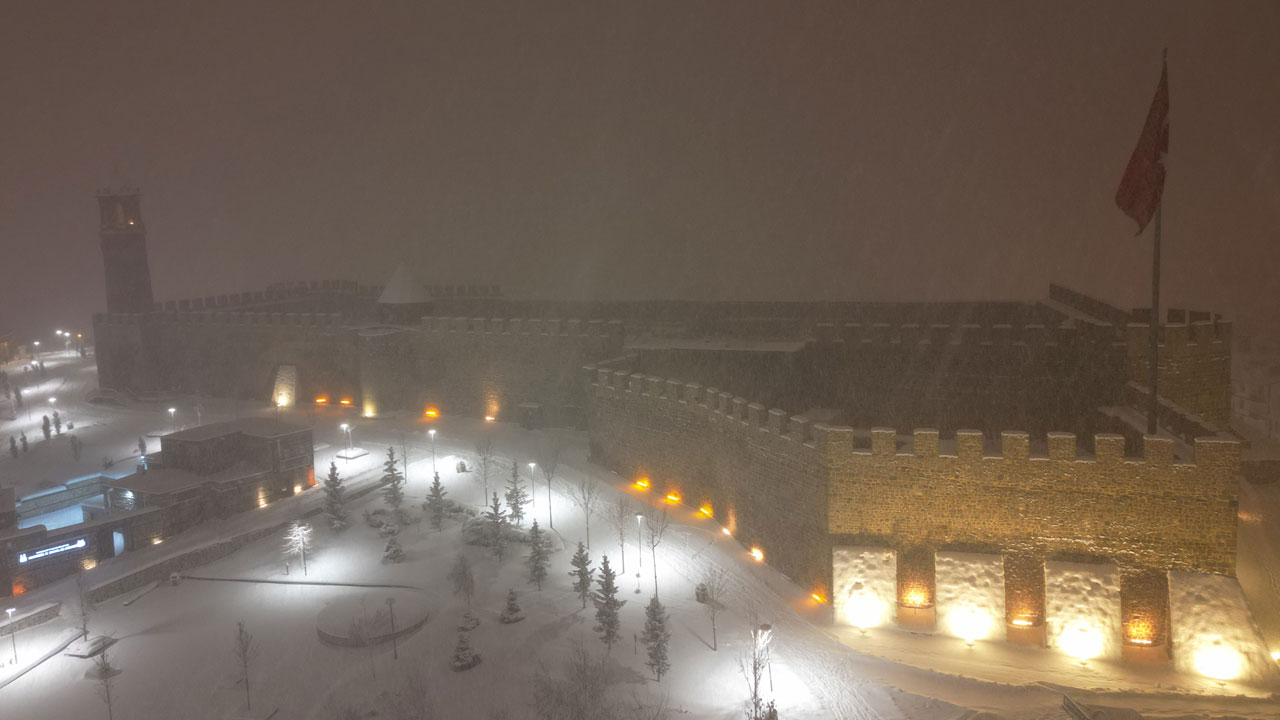 Göz gözü görmedi! Tarihi yapılar beyaz örtüyle kaplandı