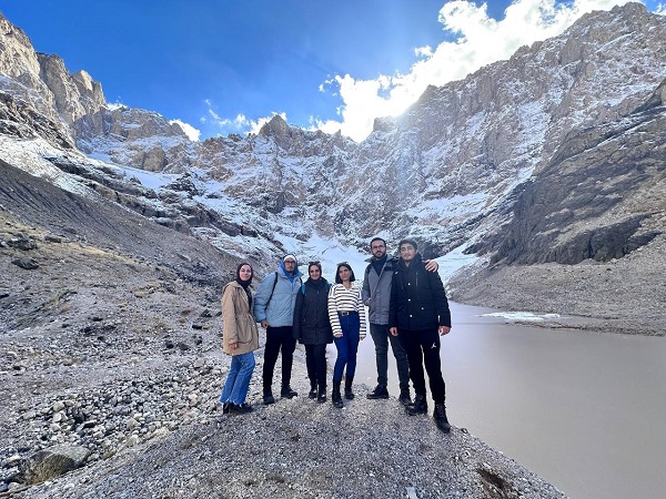 Foto - Gözalıcı manzarada doğa yürüyüşü