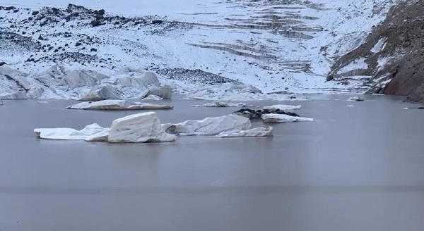 Foto - Gözalıcı manzarada doğa yürüyüşü