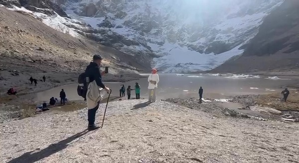 Foto - Gözalıcı manzarada doğa yürüyüşü