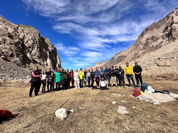 Foto - Gözalıcı manzarada doğa yürüyüşü