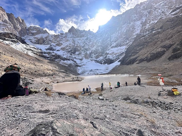 Foto - Gözalıcı manzarada doğa yürüyüşü