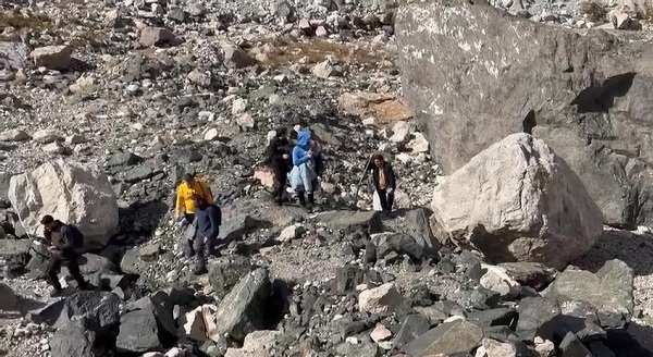 Foto - Gözalıcı manzarada doğa yürüyüşü