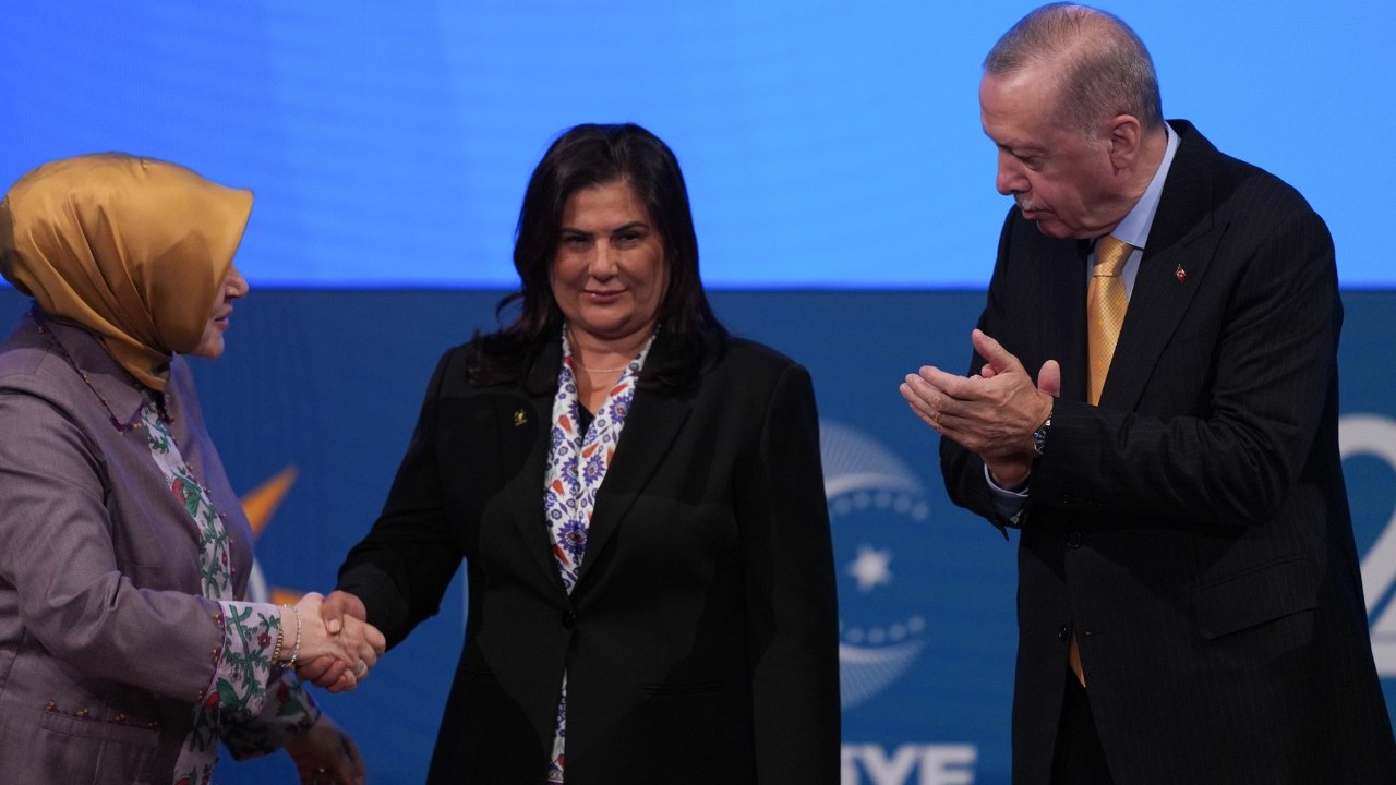 Foto - Gözlerden kaçan detay! Özlem Çerçioğlu, AK Parti'ye bir ilki yaşattı