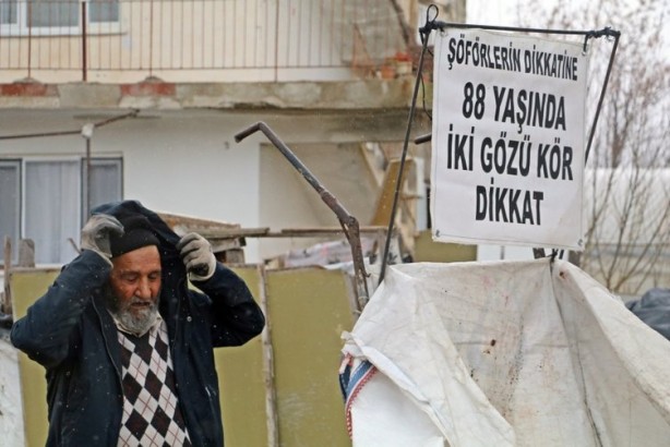 Foto - Gözleri görmeyen yaşlı adamın yürek burkan hikayesi