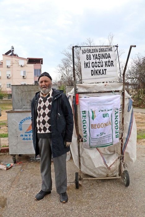 Foto - Gözleri görmeyen yaşlı adamın yürek burkan hikayesi