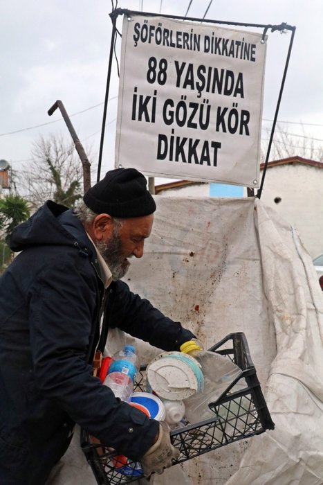 Foto - Gözleri görmeyen yaşlı adamın yürek burkan hikayesi